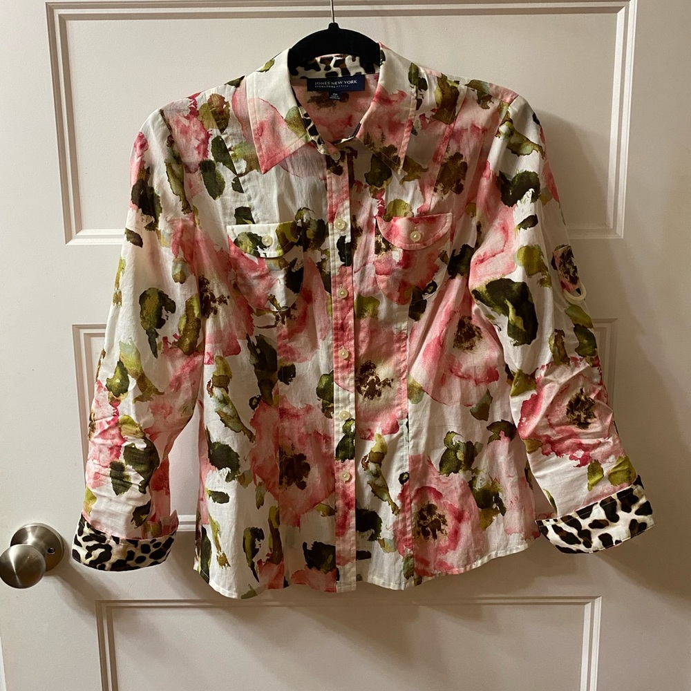 Medium, Jones New York Sig Petite, flowered, button up blouse, cheetah cuff